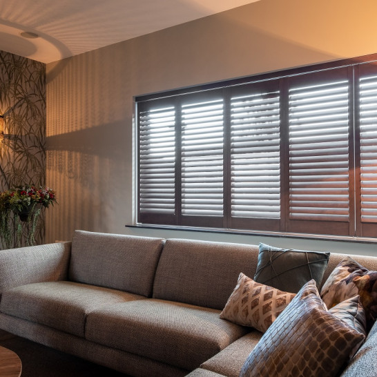 houten shutters in de woonkamer JASNO