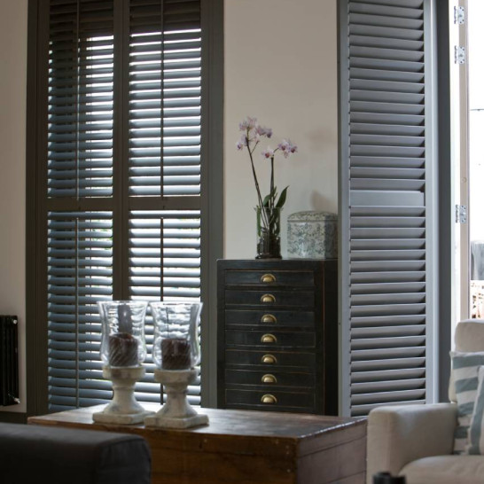 Shutters in de woonkamer - donker - JASNO